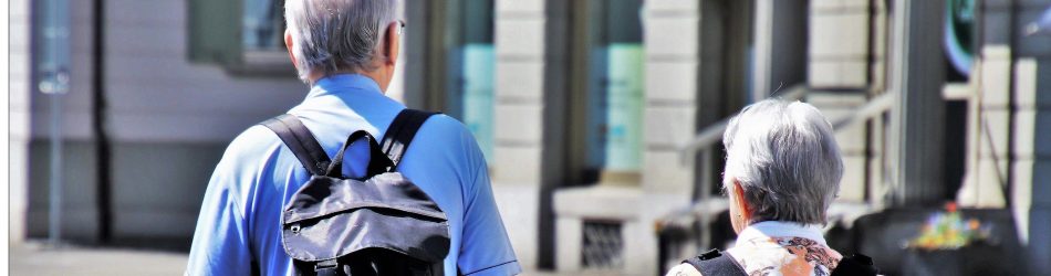 Älteres Ehepaar geht spazieren